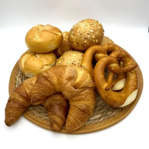 Auswahl aus Brötchen, Croissants und Laugengebäck