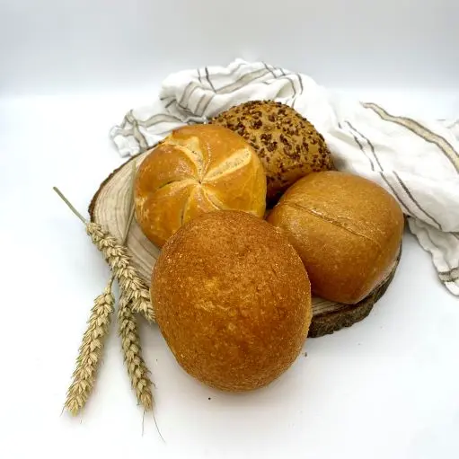 Verschiedene frisch gebackene Brötchen