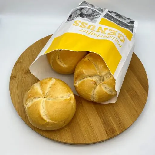 Brötchentüte mit frischen Brötchen